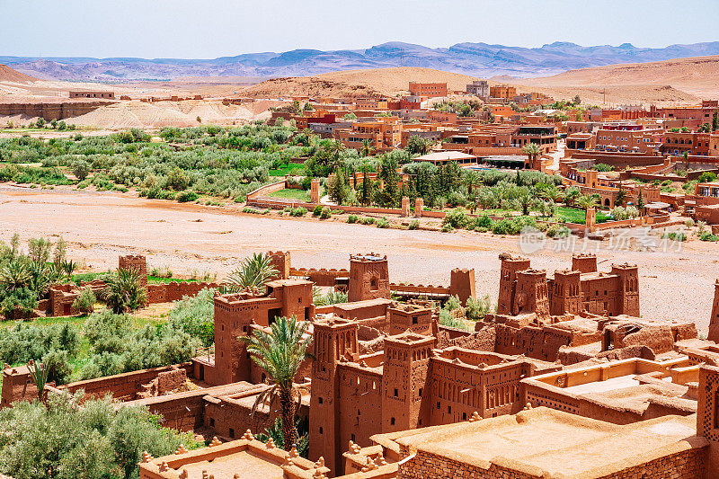 摩洛哥的Ait Ben Haddou ighrem(要塞村庄)，一个阳光明媚的日子，背景是晴朗的蓝天。